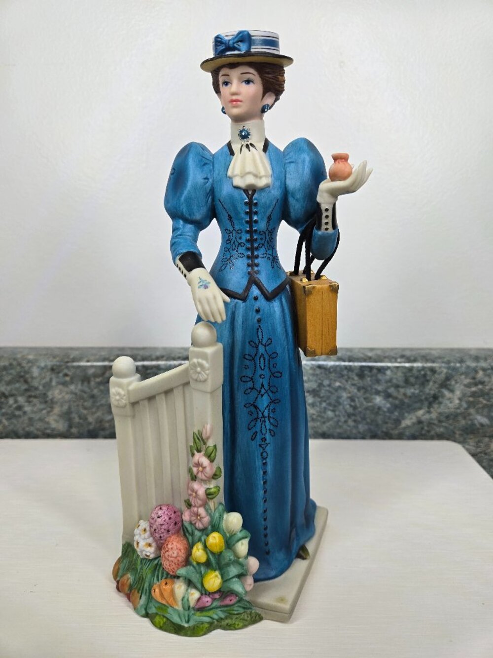 Avon Mrs. Albee 2009 President's Club Award Porcelain Figurine